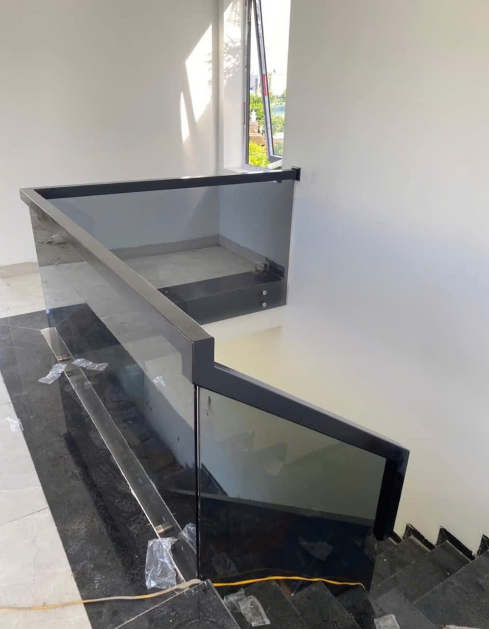 Cho thuê nhà hai mặt tiền,mới, 100m2_ 5T; vỉa hè, Nguyễn Khánh Toàn-30 Tr - Ảnh 2